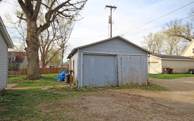 Detached Garage